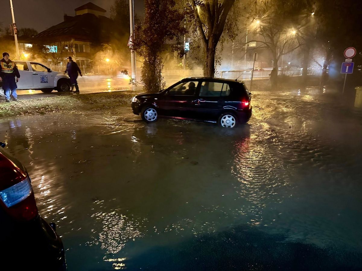 A csőtörés következtében a hömpölygő víz eláraszotta a közeli buszmegállót is. (Fotó: Facebook/Újszeged az én otthonom)