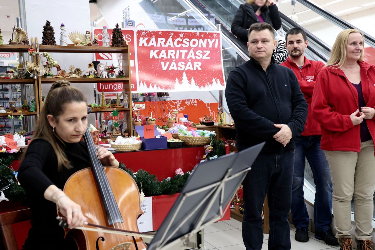 A rászoruló családokat idén is a jótékonysági vásár bevételéből támogatják. (Fotó: Délmagyar)