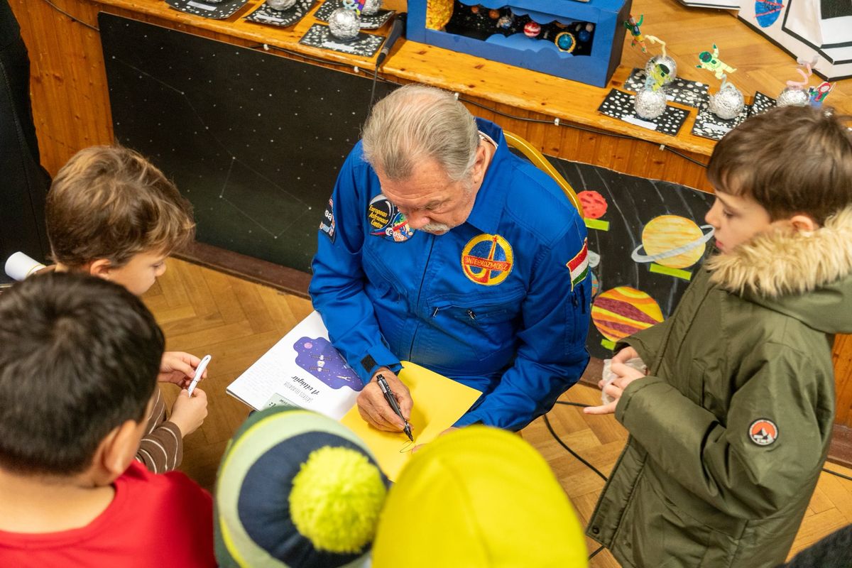 Farkas Bertalan előadása után közös fényképek készültek, és az űrhajós aláírásáért is sorban álltak a gyerekek 