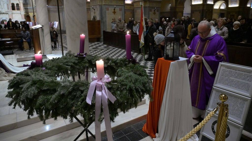 Cserkészek hozták el a betlehemi lángot a szegedi Dómba