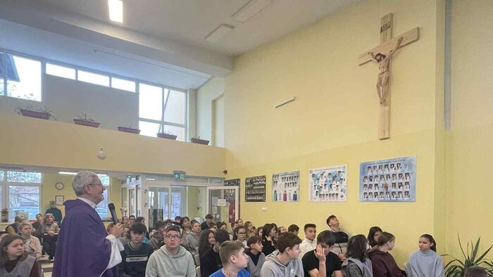 Adományból született jelkép a mórahalmi katolikus iskolában