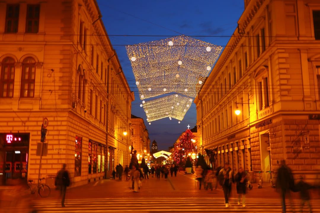 Az esti fények káprázatosan borítja be a belvárost. (Fotó: ver attila)