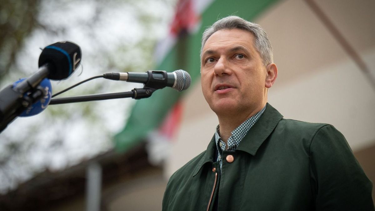 Nem akárkivel tartja az utolsó Lázárinfót idén Lázár János. (Fotó: MTI)