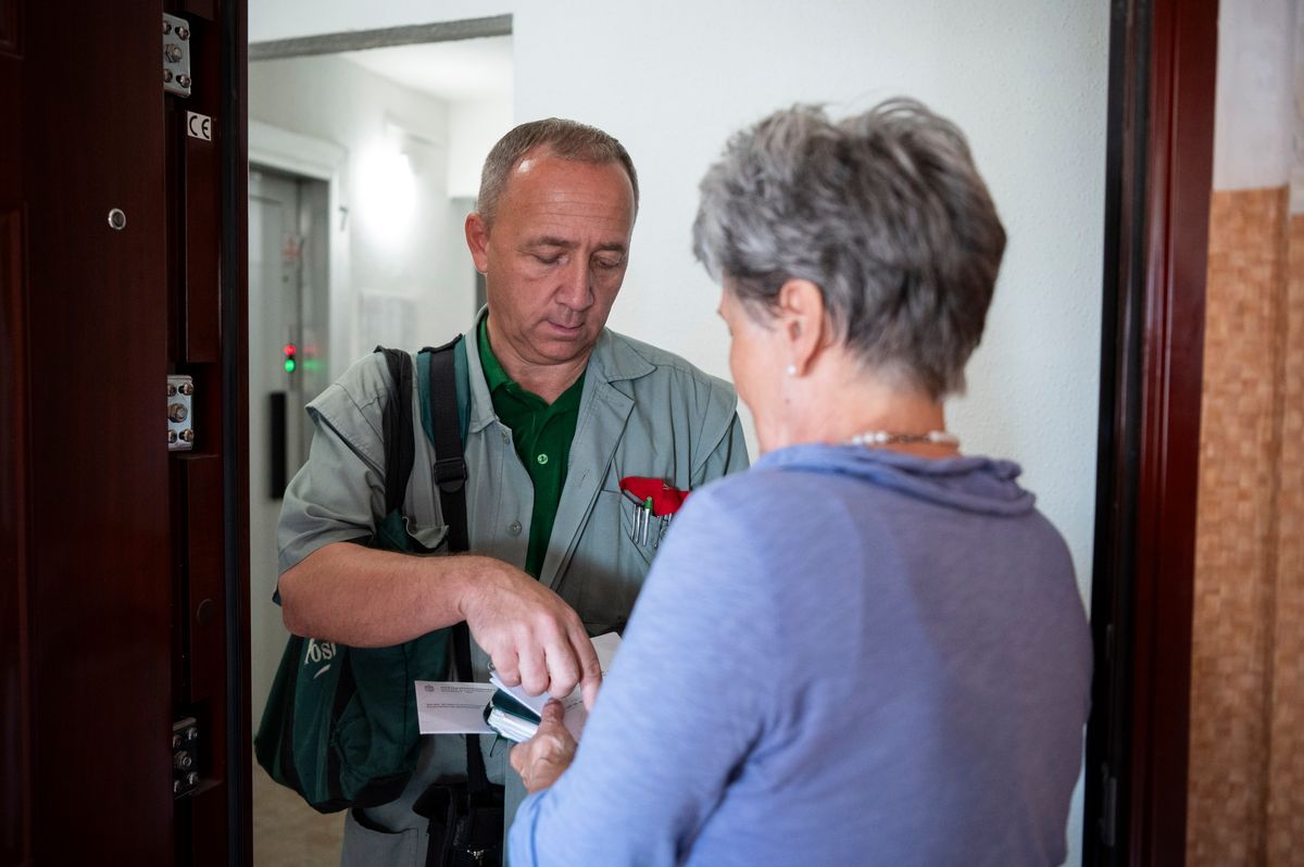 A kormány videójában a rezsicsökkentésről és adóemelésről kérdeztek nyugdíjas embereket. (Fotó: MTI)