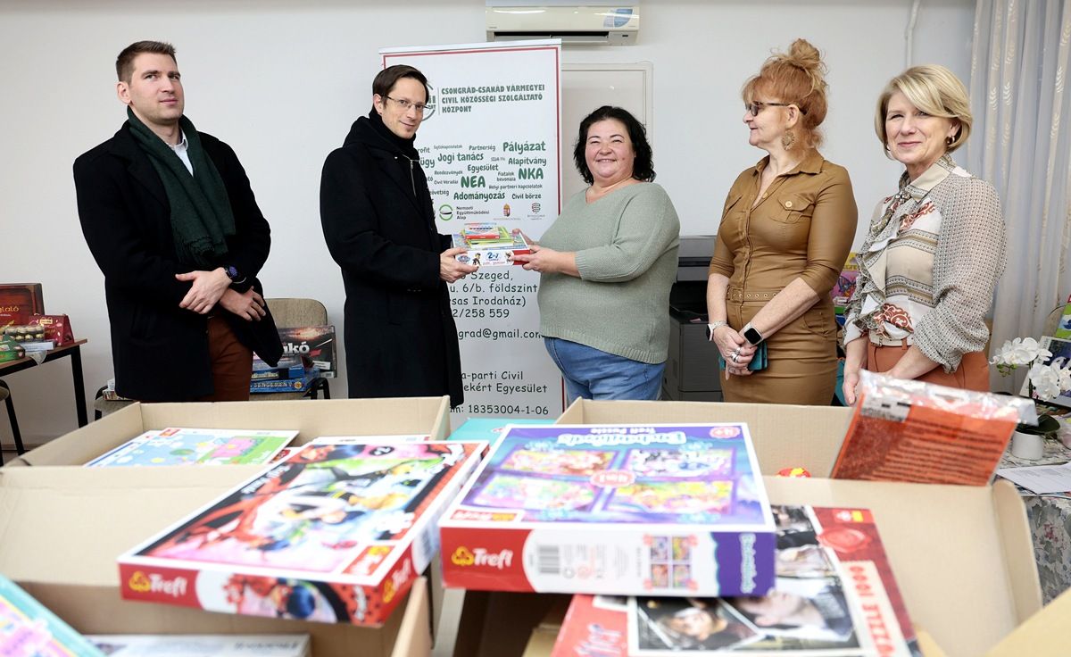 Ajándékdobozokkal segítenek a kormányhivatal munkatársai Szegede
