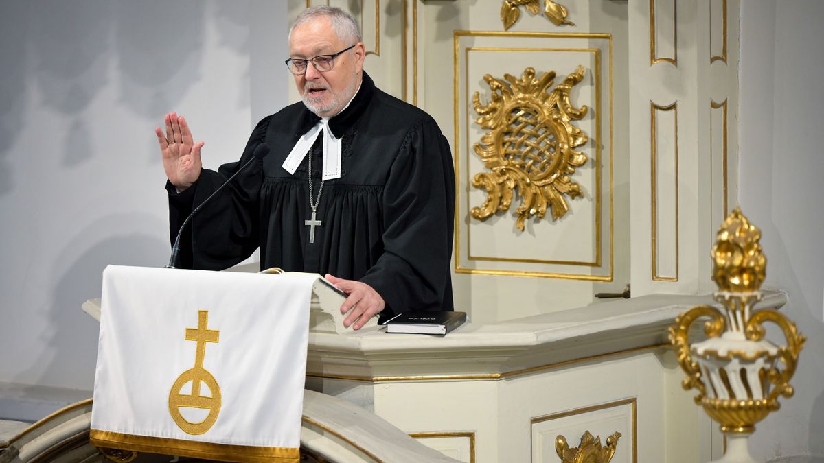 Szemerei János, a Magyarországi Evangélikus Egyház elnök-püspöke a győri Öregtemplomban tartott karácsonyi istentiszteleten. (Fotó: Krizsán Csaba/MTI)