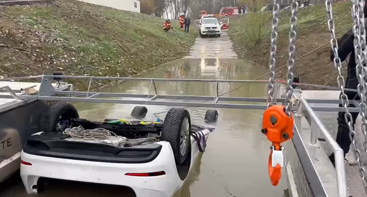 Búvárok és vízimentők hozták felszínre a Tiszába csúszott kocsit Algyőnél