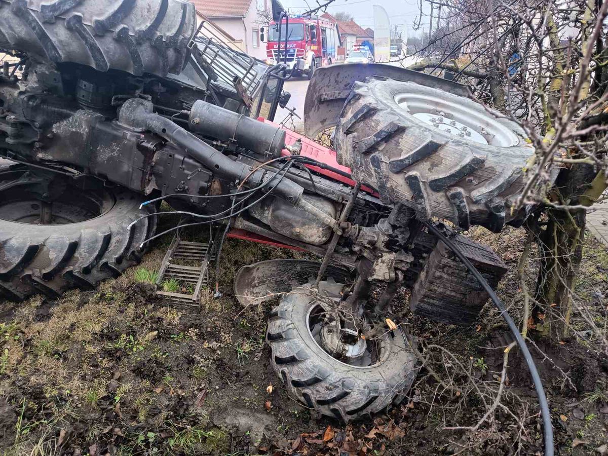 Villanyoszlopot tarolt le, majd árokba borult egy traktor Algyőn. (Fotó és videó: Rigó József)