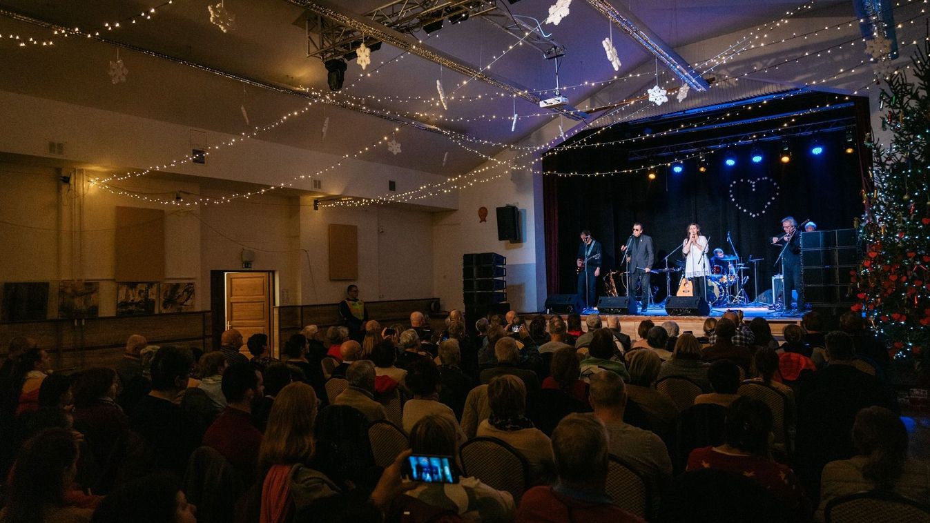 Felejthetetlen adventi estét adott az ikonikus zenekar Zsombón +fotók