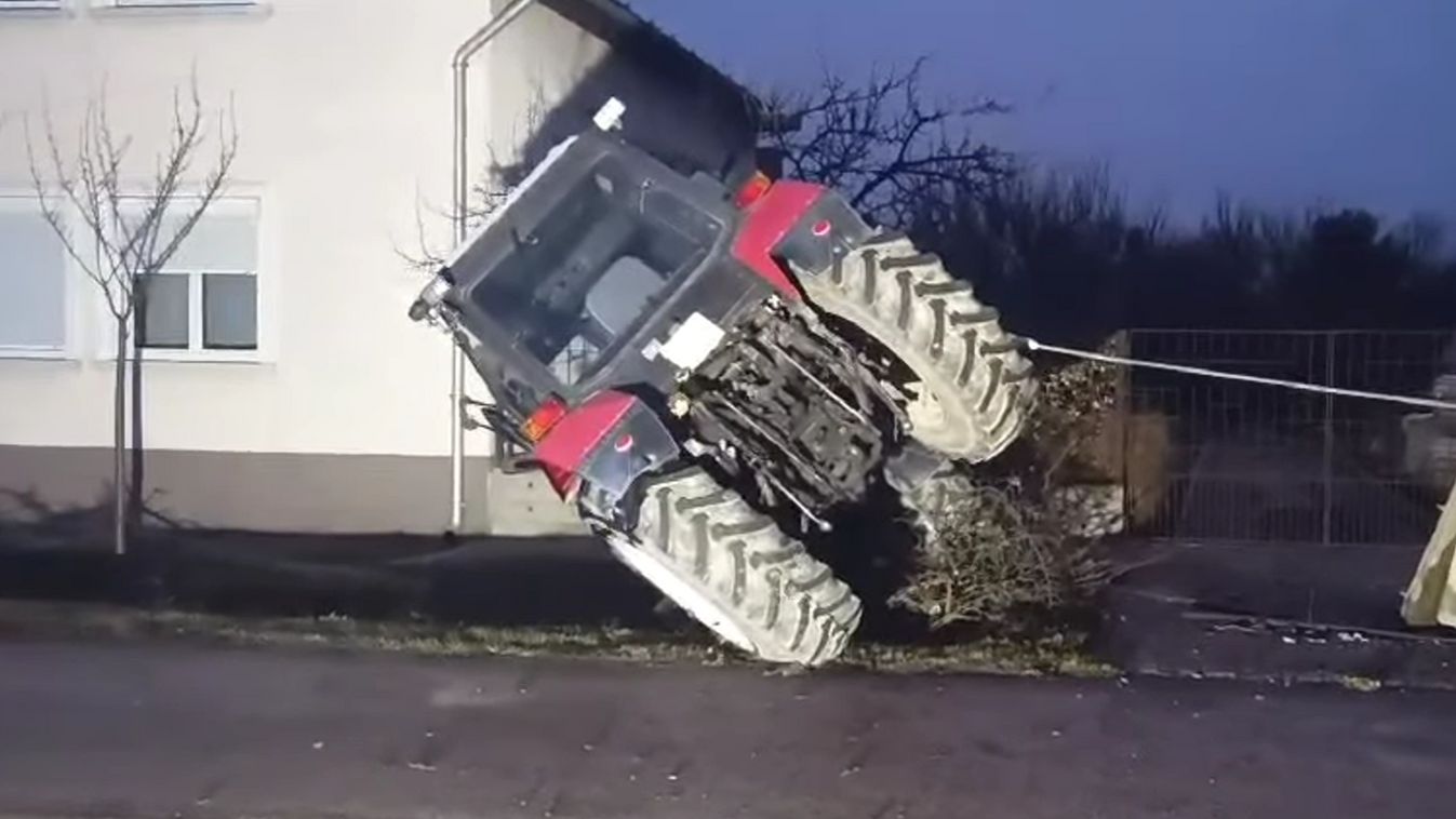 Bravúros videón, ahogy a szegedi tűzoltók talpra állítják a megborult traktort