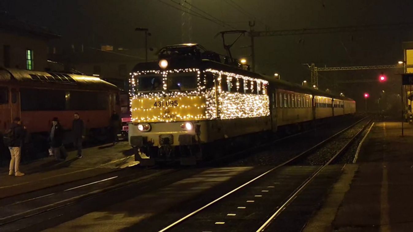 Az ünnepi ragyogás megérkezett a szegedi Nagyállomásra! +videó