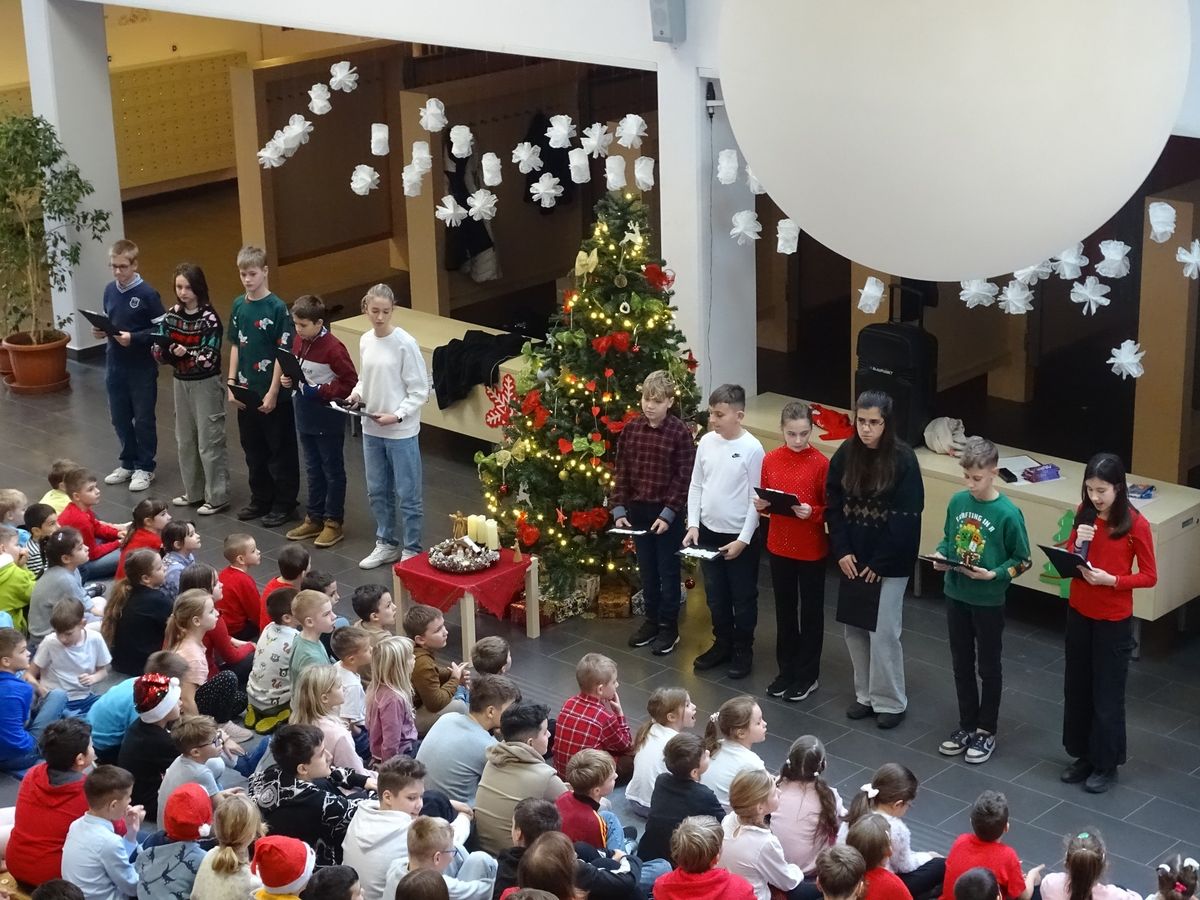 Az idei hagyományos gyertyagyújtás mellett az iskola díjátadót is szervezett. (Fotó: Facebook/Algyői Fehér Ignác Általános Iskola)