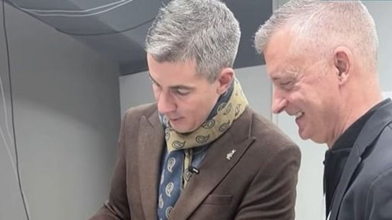 Tiszás naptárral lepte meg Kubatov Gábort Kocsis Máté +videó