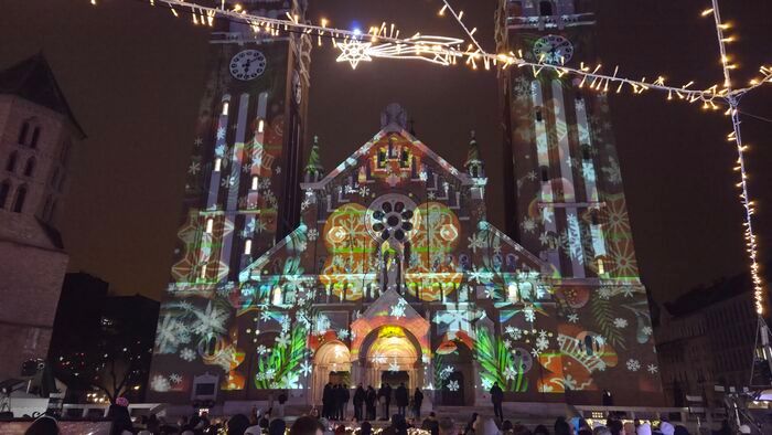 Gyönyörű fények árasztották el a szegedi Dómot +videó