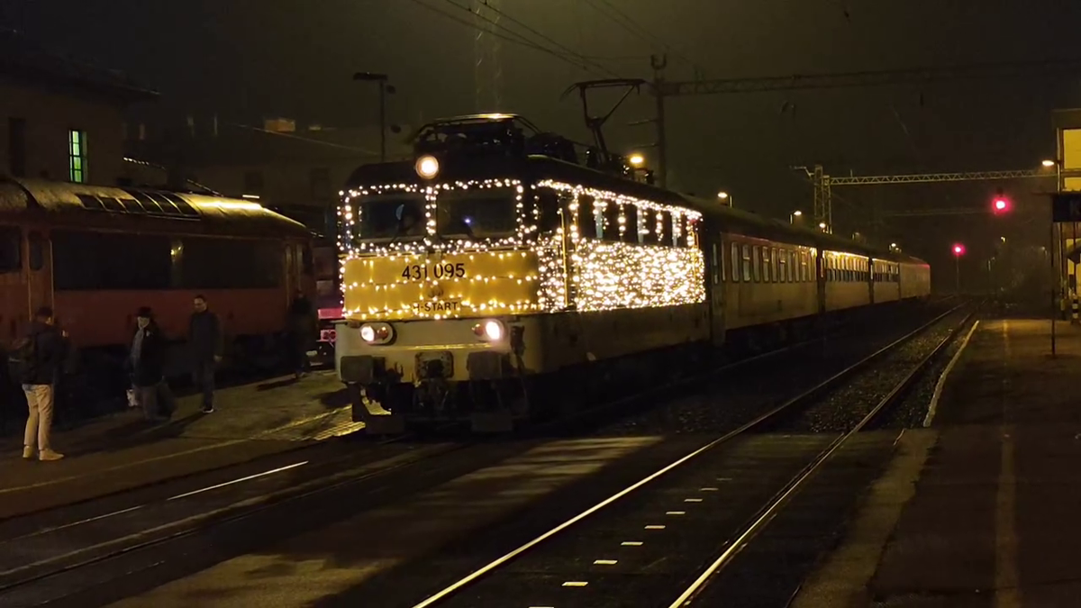 A síneken végre feltűnt a várva várt fényszili. (Fotó: Képernyőkép/Facebook)