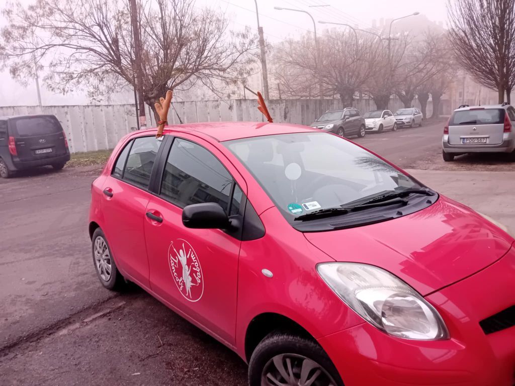 Az autók karácsonyi díszítése könnyen hozhat nem várt bírságot