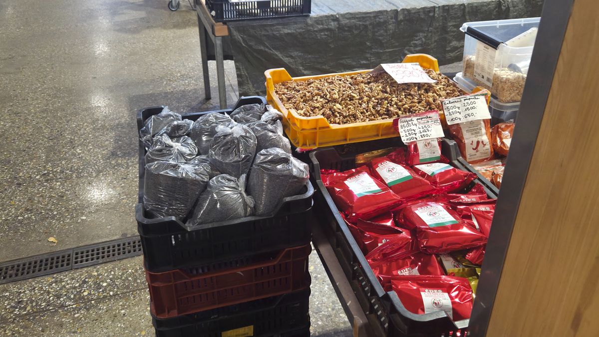 A Mars téri piac kiváló alternatívát nyújt a diszkontok mellett, ha a bejgli alapanyagokról van szó. (Fotó: SzegedMA)