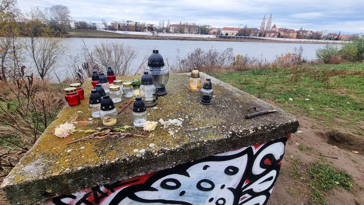 A Tisza-part újszegedi oldalán egy csendes hely őrziheti valaki emlékét