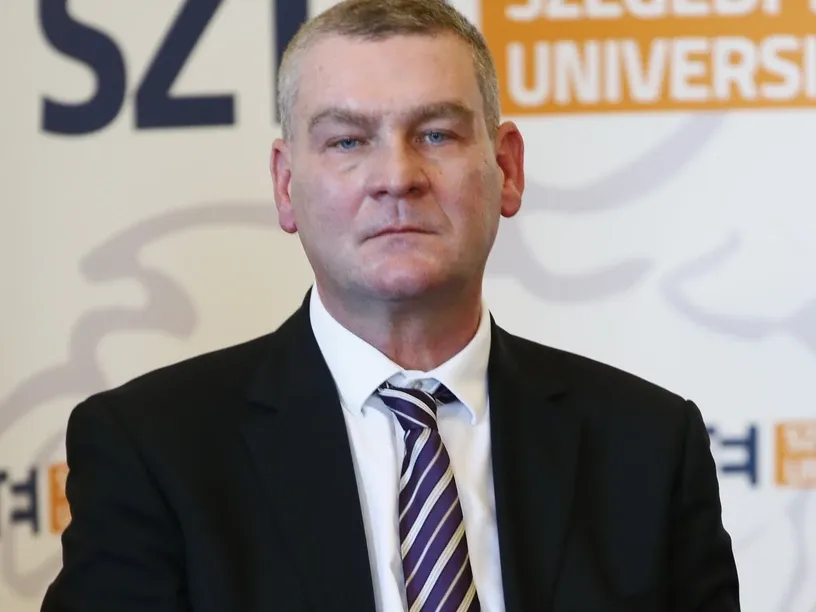 Botka László politikai hitelességén mély nyomot hagyott, amikor a Mátrát felváltotta Zanzibár luxusa. (Fotó: Fuszek Gábor)