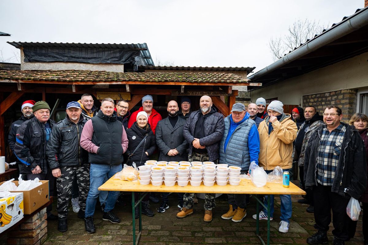 Több száz rászorulónak jutott idén is meleg étel Kiskundorozsmán és Szegeden.(Fotó: BlackOut_Photography)