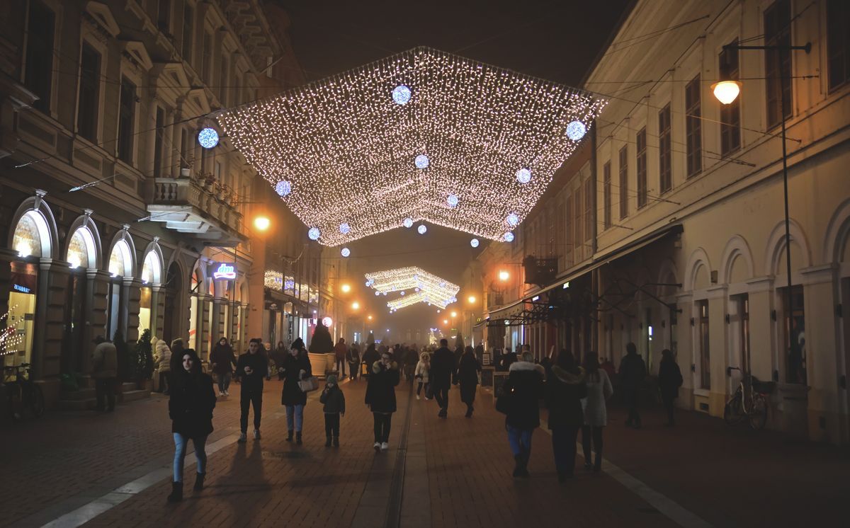 A Kárász utca átalakuló kirakatai mutatják, milyen mélyreható változást hoztak a város életében a 2025-ben bezárt helyek. (Fotó: Délmagyar)