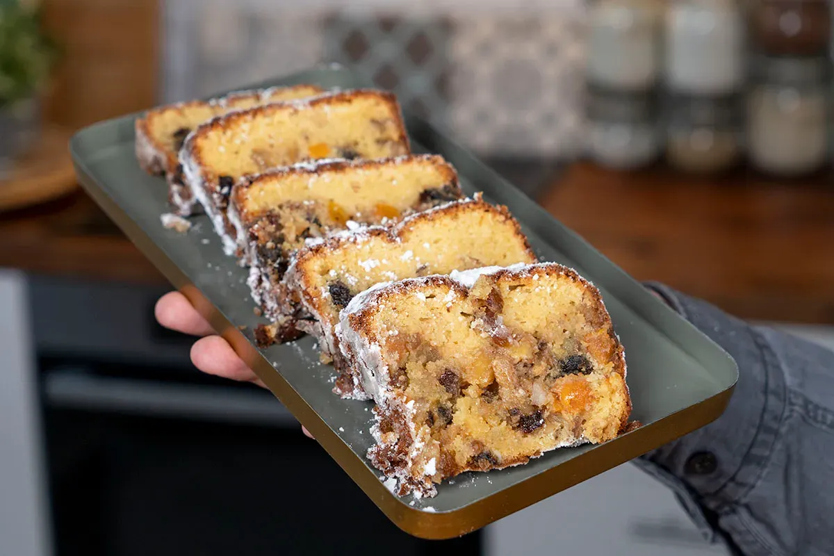 Megkerestük a hagyományos szegedi gyümölcskenyér receptjét Rézi néni szakácskönyvében. (Fotó: Illusztráció/Mindmegette)