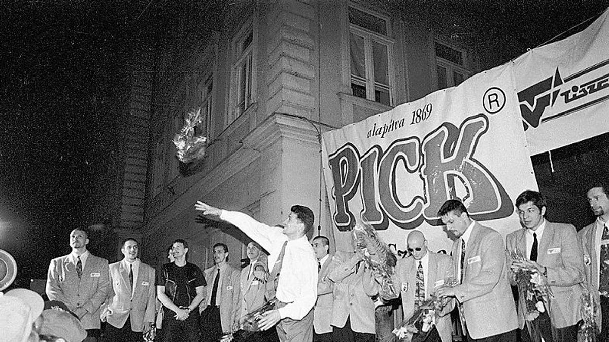 Az első bajnoki cím utáni ünneplés a Széchenyi téren. (Forrás: Pick Szeged)