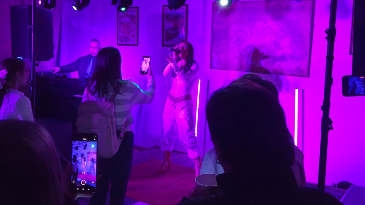 Mihályfi Luca varázsolt felejthetetlen hangulatot az újszegedi Délvidékházba. (Fotó: SzegedMA)