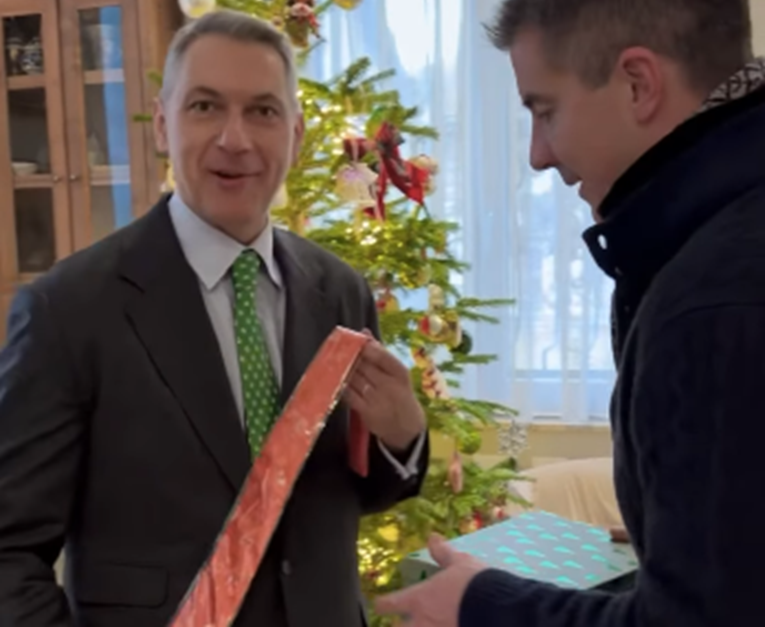 Lázár János egyedi ajándékot kapott Kocsis Mátétól