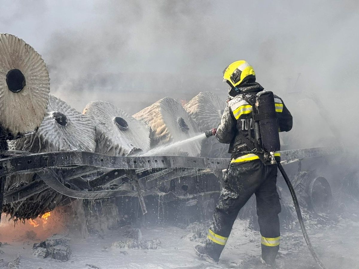 Hatalmas munkával oltották el a keddi tűzesetet az M5-ös autópályán