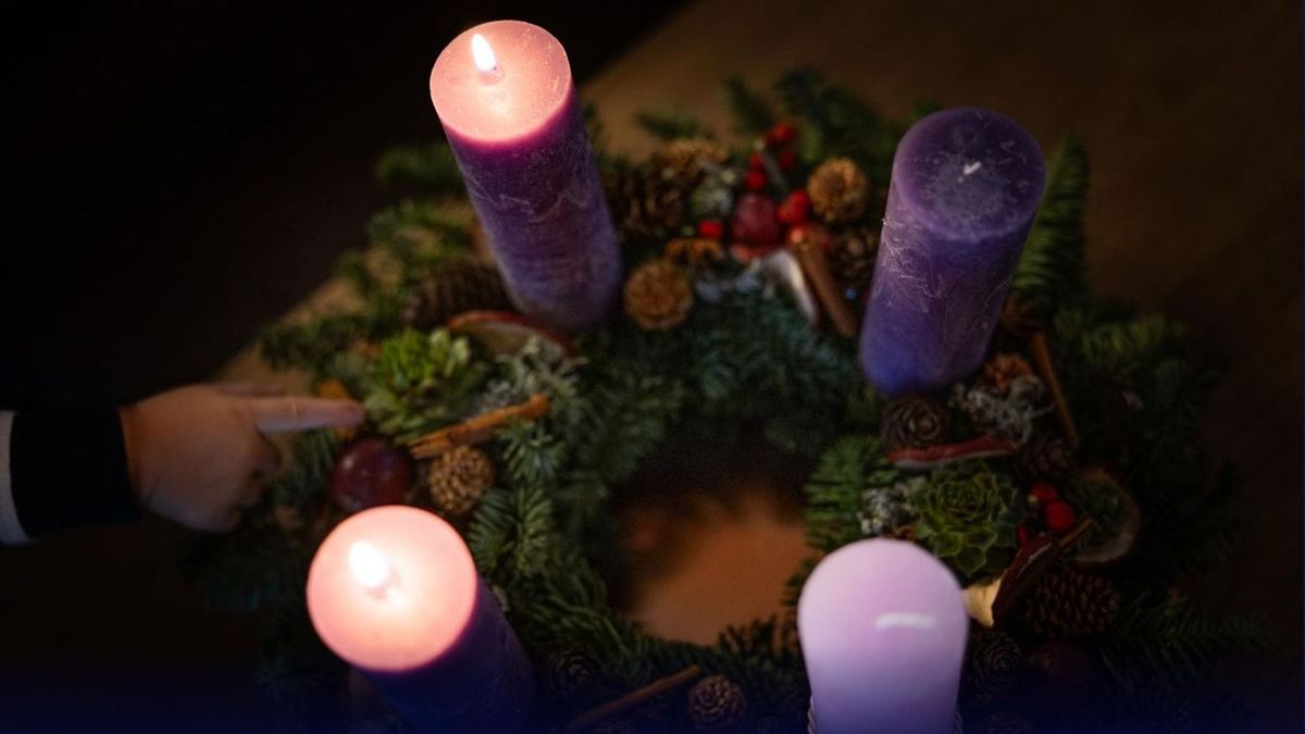 Advent második vasárnapján a remény lila gyertyáját gyújtjuk meg a koszorún