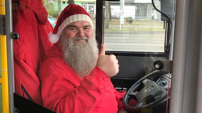 Pirossapkás sofőr okozott meglepetést Szegeden: jött a Mikulásjárat