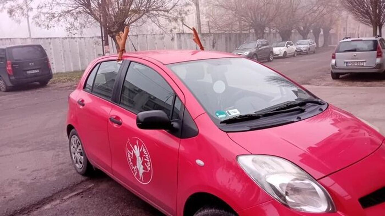 Karácsonyi dísz a kocsin: könnyen fizetős meglepetés lehet belőle