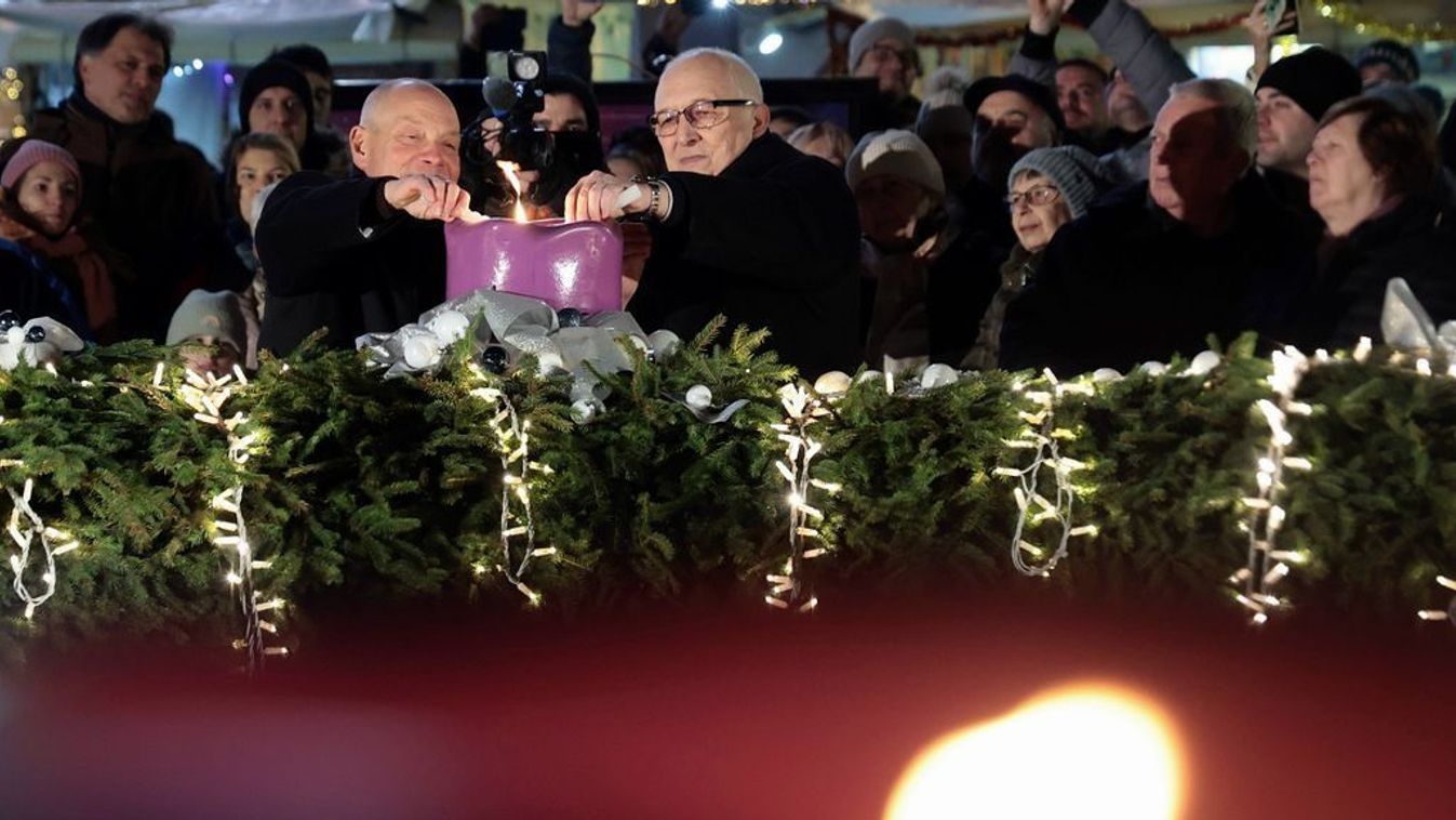 Fellobbant a negyedik gyertya lángja a Dóm téren
