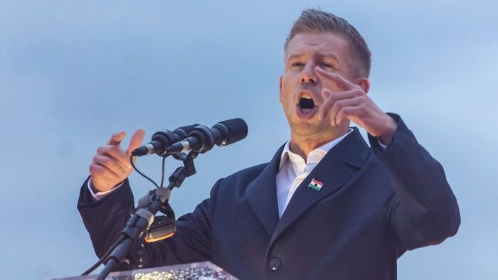 Orbán Viktor telt házzal, Magyar Péter pár száz lézengővel zárta az évet Szegeden