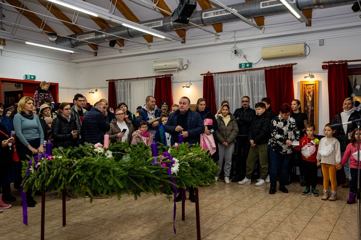 Meghitt adventi gyertyagyújtás Kiskundorozsmán. Fellobbant a hit lángja. (Fotó: Facebook/Ruzsa Roland))
