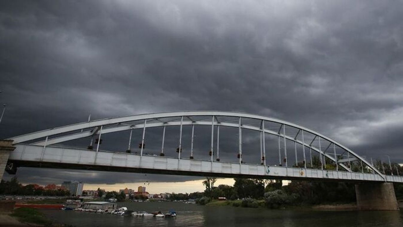 Szürke fellegek uralják az eget Szeged felett kedden +videó