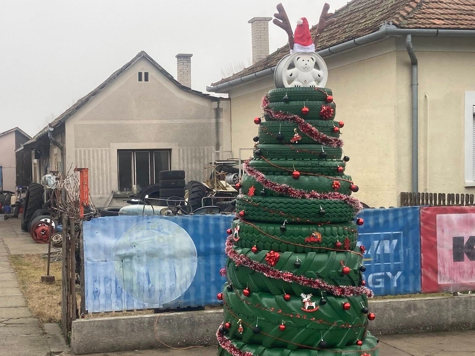 Zseniális ünnepi karácsonyfát épített a vármegyei gumiszervízes