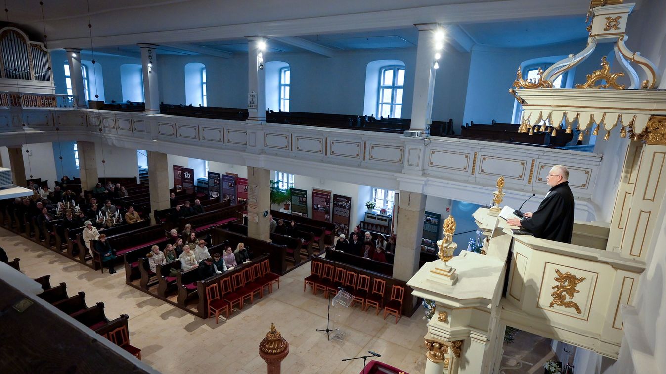 "A karácsony csodája az, hogy maga Isten nyújtja a kezét felénk, hogy megbékéljünk"