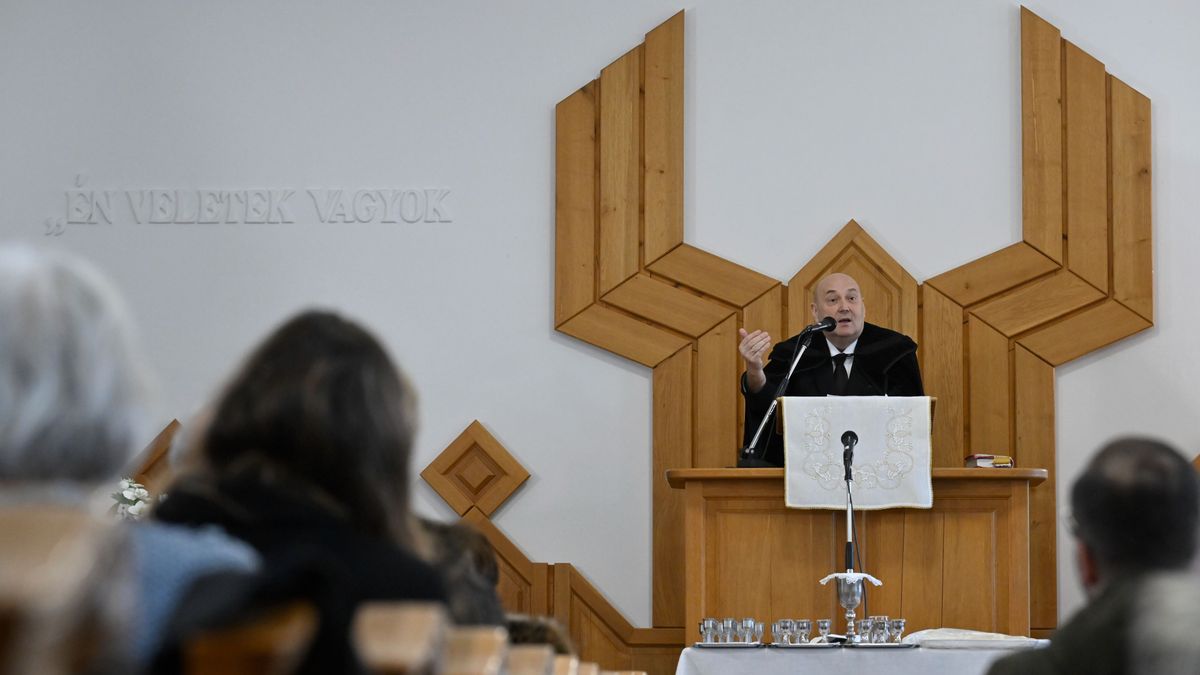 Steinbach József református püspök karácsony napján Balatonalmádiban. (Fotó: Bruzák Noémi/MTI)