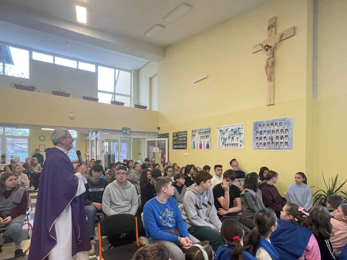 Adományokból kapott új feszületet Mórahalom katolikus iskolája