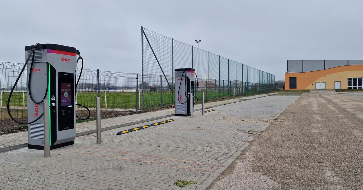 Szupergyors új elektromos járműtöltő várja az autósokat Mórahalmon. (Fotó: Mórahalom/Facebook)