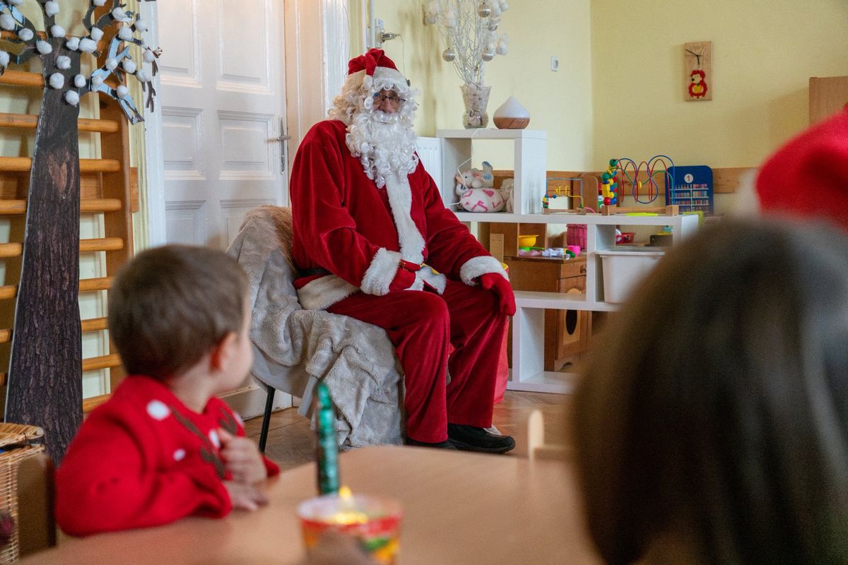  A örömöt hozott a Mikulás a legkisebbeknek. (Fotó: Facebook/Mihálffy Béla)