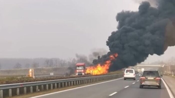 Hatalmas lángok az M5-ösön: ezt jobb, ha elkerülik a Szegedre tartók