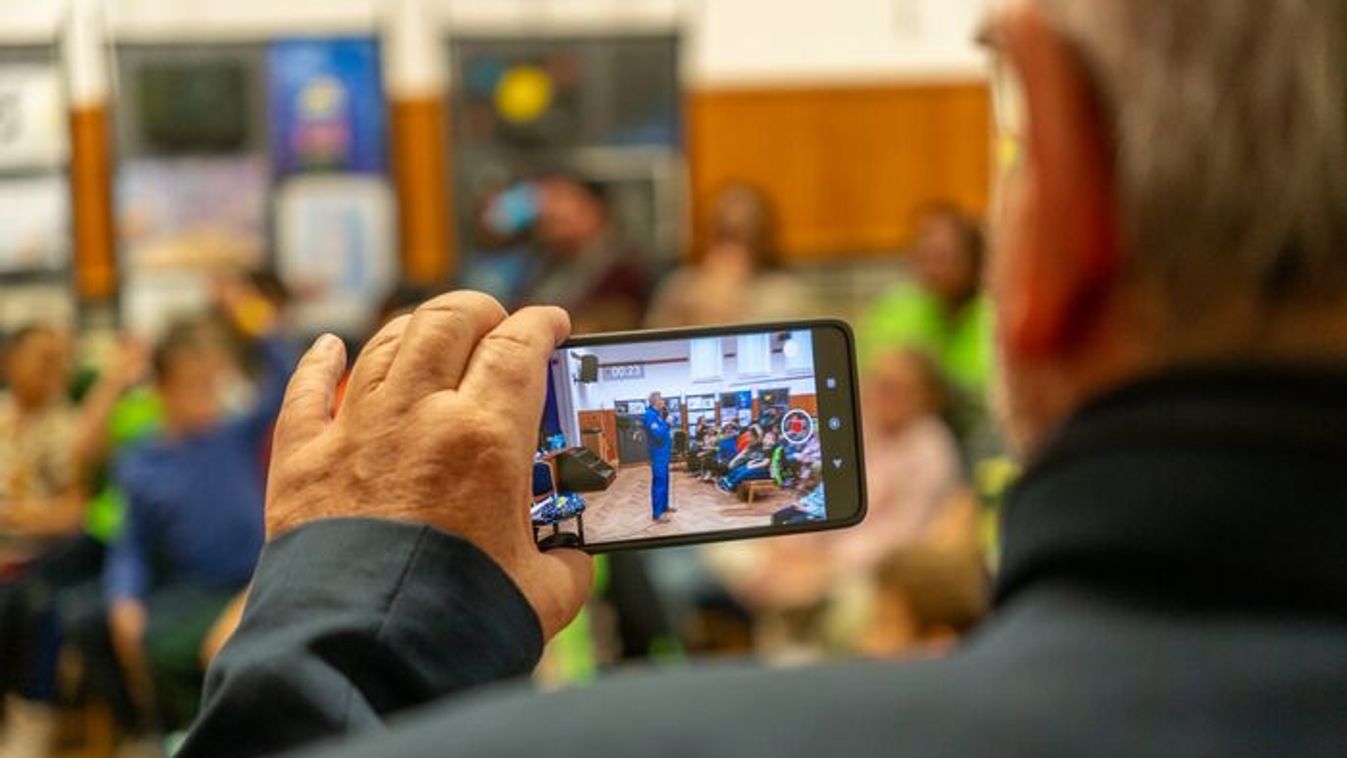 Az űrből érkezett vendég a szegedi iskola diákokhoz