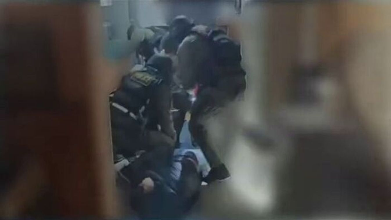 Látványos videón a rendőrségi rajtaütés: így csaptak le a drogkereskedőre