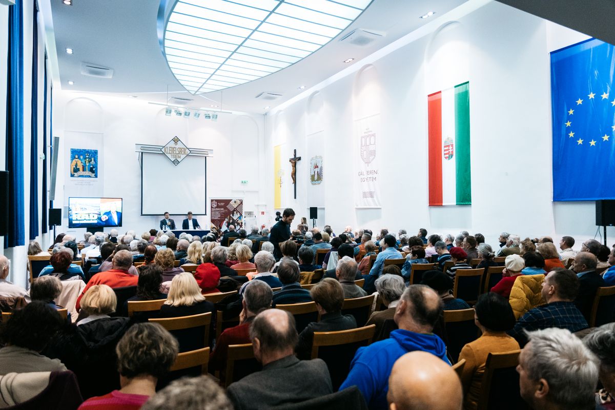 Nem maradt üres szék a Gál Ferenc Egyetem Dóm téri nagytermében Gulyás Gergely fórumán