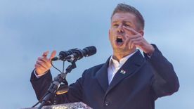 Orbán Viktor telt ház, Magyar Péter pár száz lézengő előtt szerepelt Szegeden