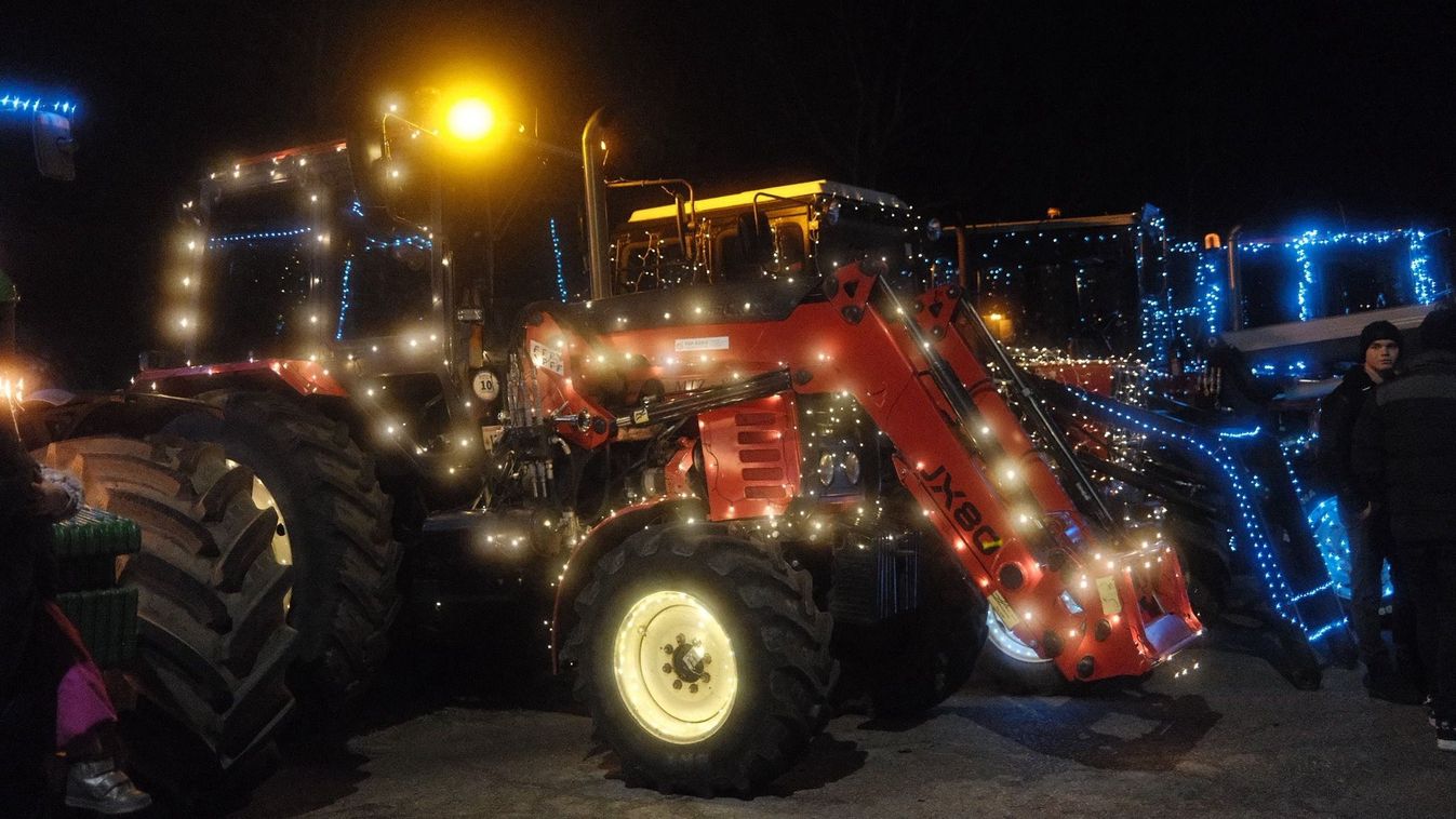 Tömeg és rekord: fénytraktorok lepték el Domaszéket +fotók +videó