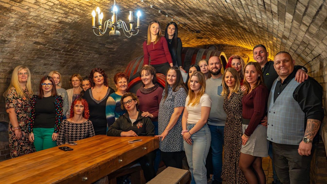 Húsz édesanyát lepett meg a megújult dorozsmai Ujvári Pincészet